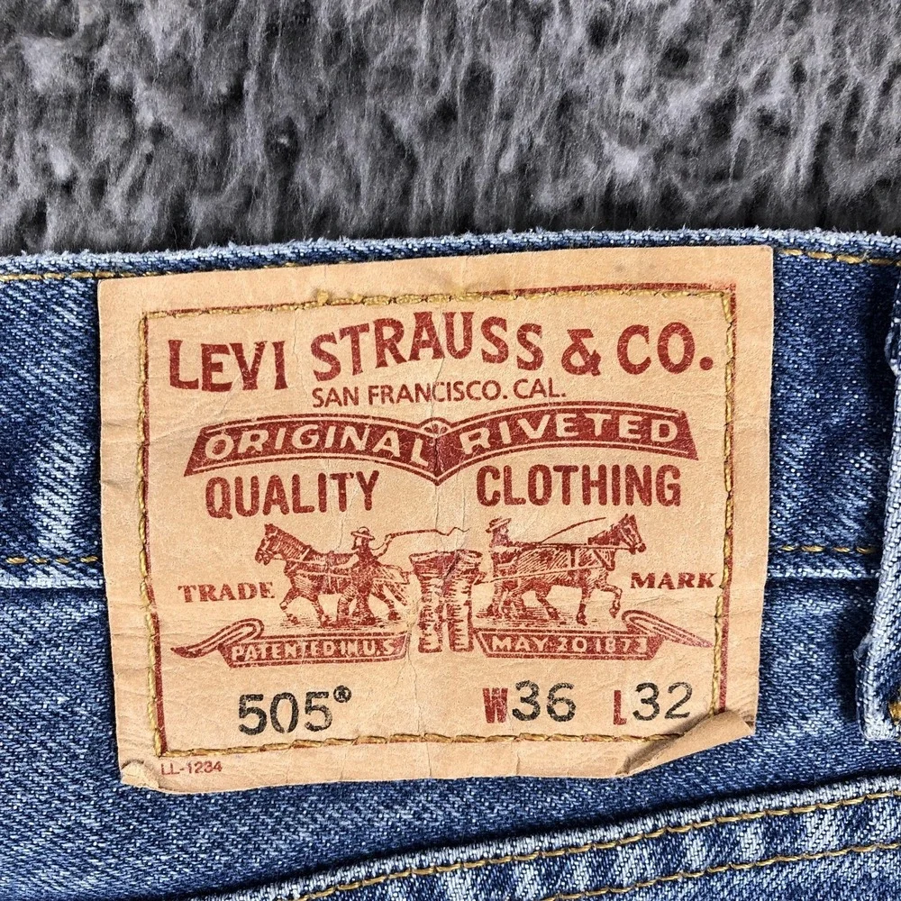Levis 505 Jeans Mens 36x32 Blue Regular Fit Straight Leg Denim Medium Wash Y2K
